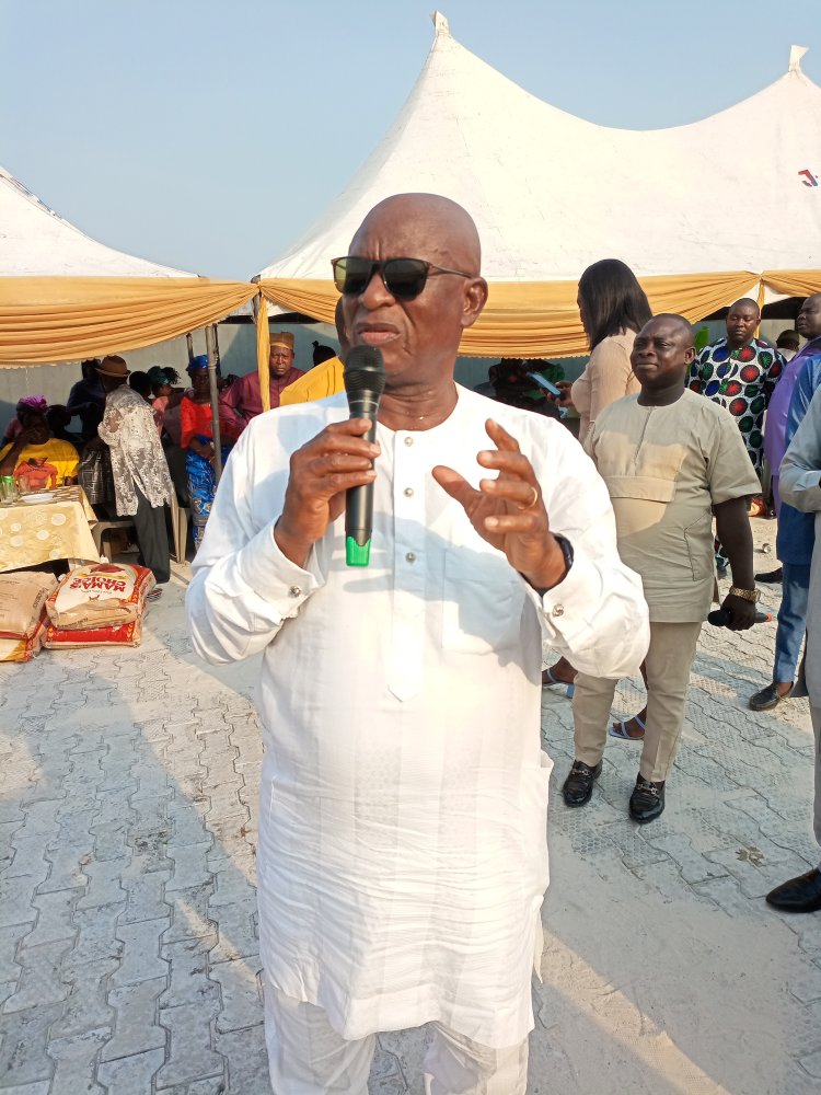 See How Kenneth Gbagi Passionately Commiserate With Victims Of Collapsed Building in Delta State.
