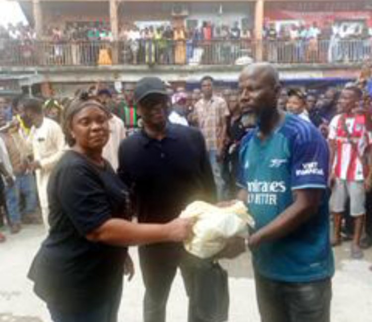 Gbagi Donates Cash to Victim of Fire Incident at Robinson Mall in Delta 